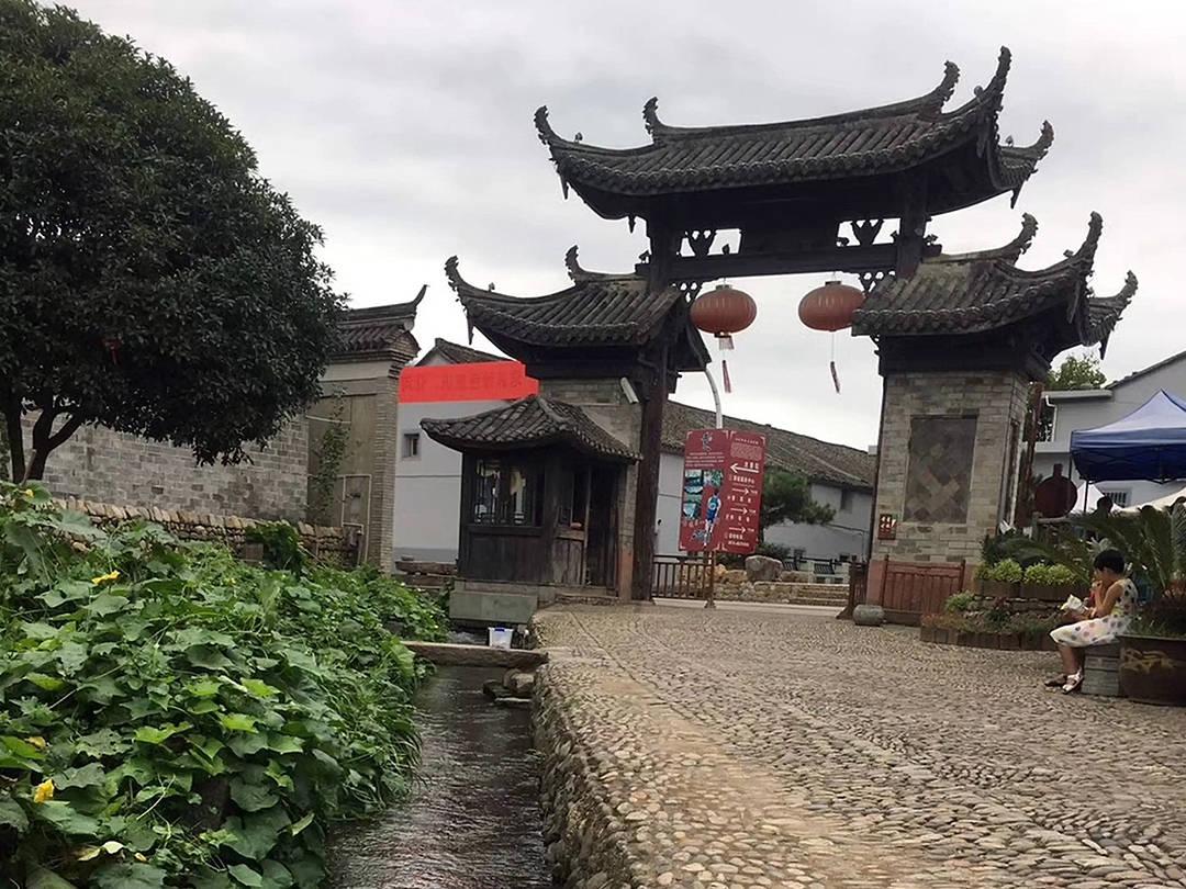 王思聪讽刺清华学霸章泽天，刘强东：你家里的贷款还完了吗？如何看待？