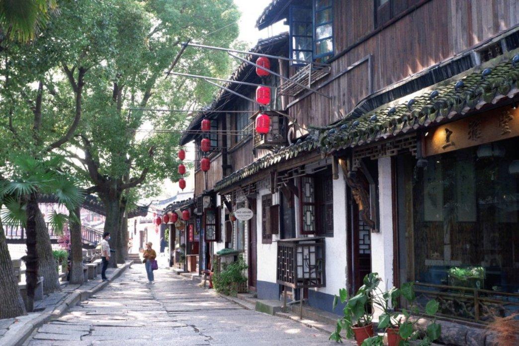 周雨彤 黑色短裙，美腿高跟鞋绝配